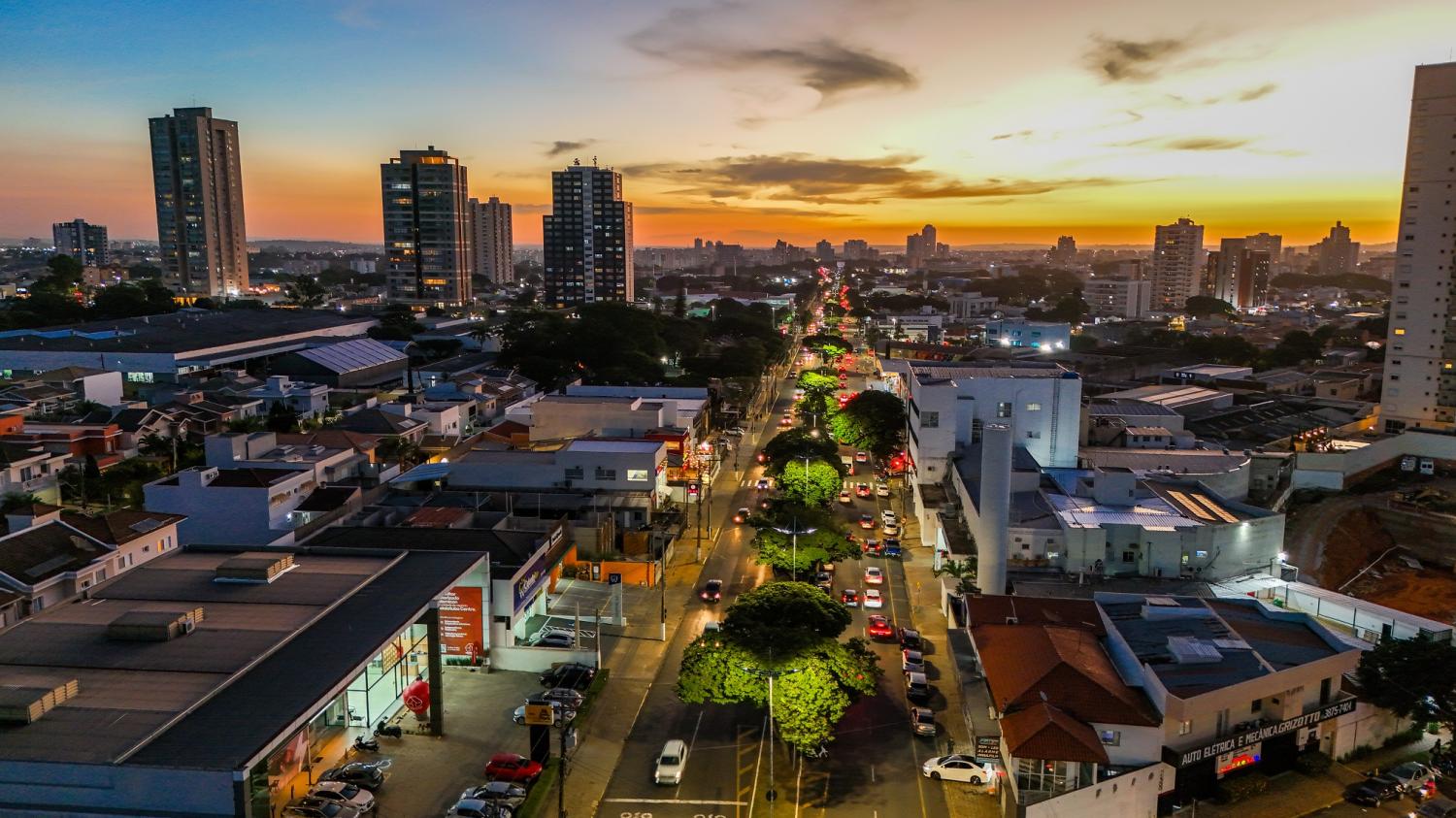 Vista aérea de Indaiatuba ao entardecer